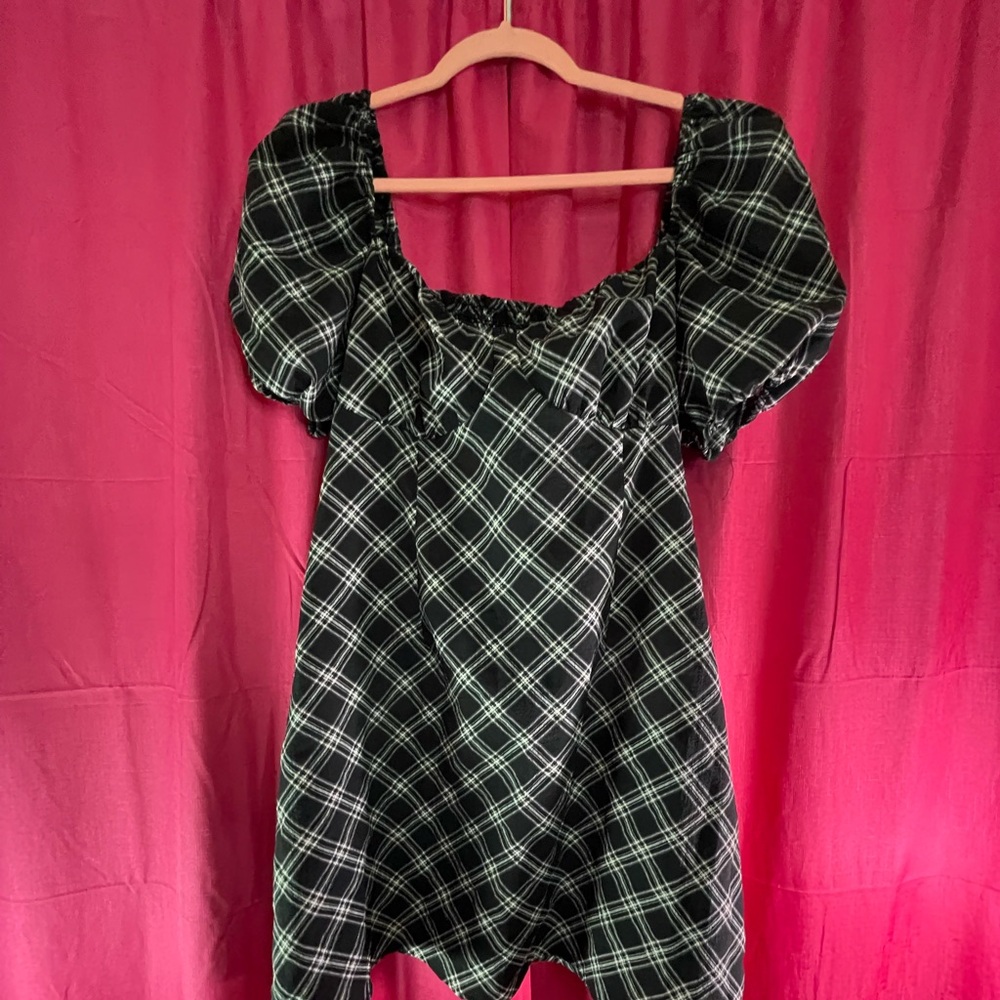 Cute black and white dress perfect for a special occasion. Size large women.